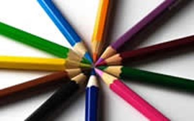  Conjunto de lápis de cor. Imagem chama a atenção para as listas de material escolar